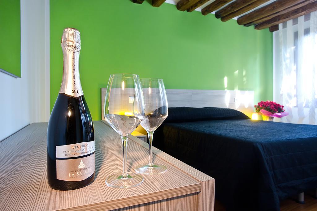 Good Wine Apartments Venice Room photo