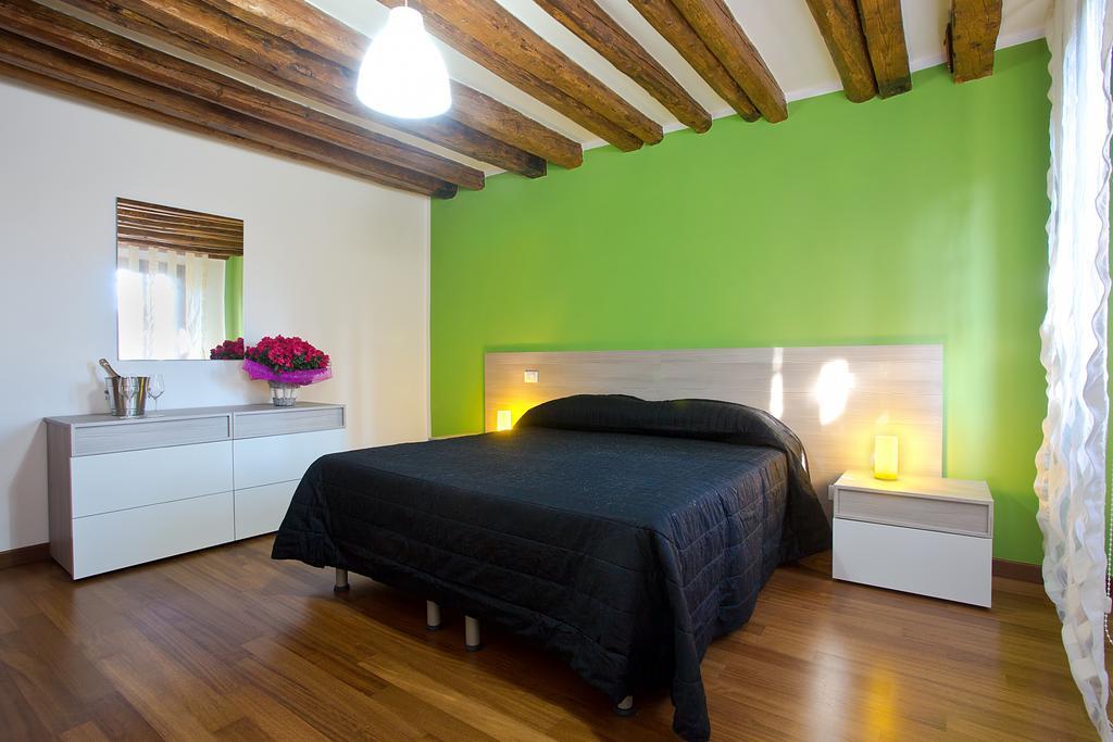 Good Wine Apartments Venice Room photo